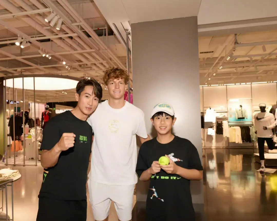 到见证郑钦, 手的网球之, 攥着带有球